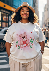 A cute bear cuddling a heart - shaped object Women's Plus Size T-shirts